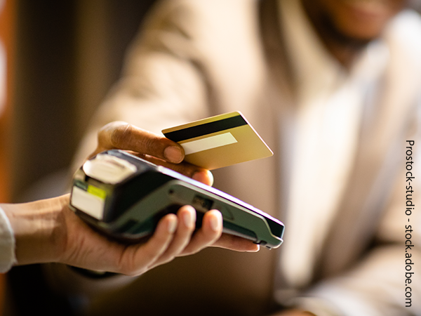 Zahlung mit Kreditkarte an einem EC-Karten-Leseger&auml;t