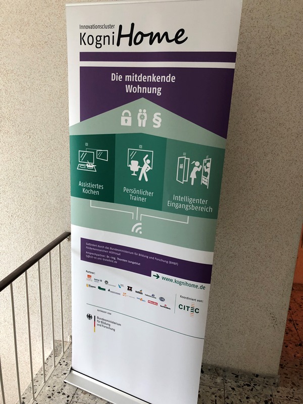 KogniHome Roll-Up am Eingang der Wohnung