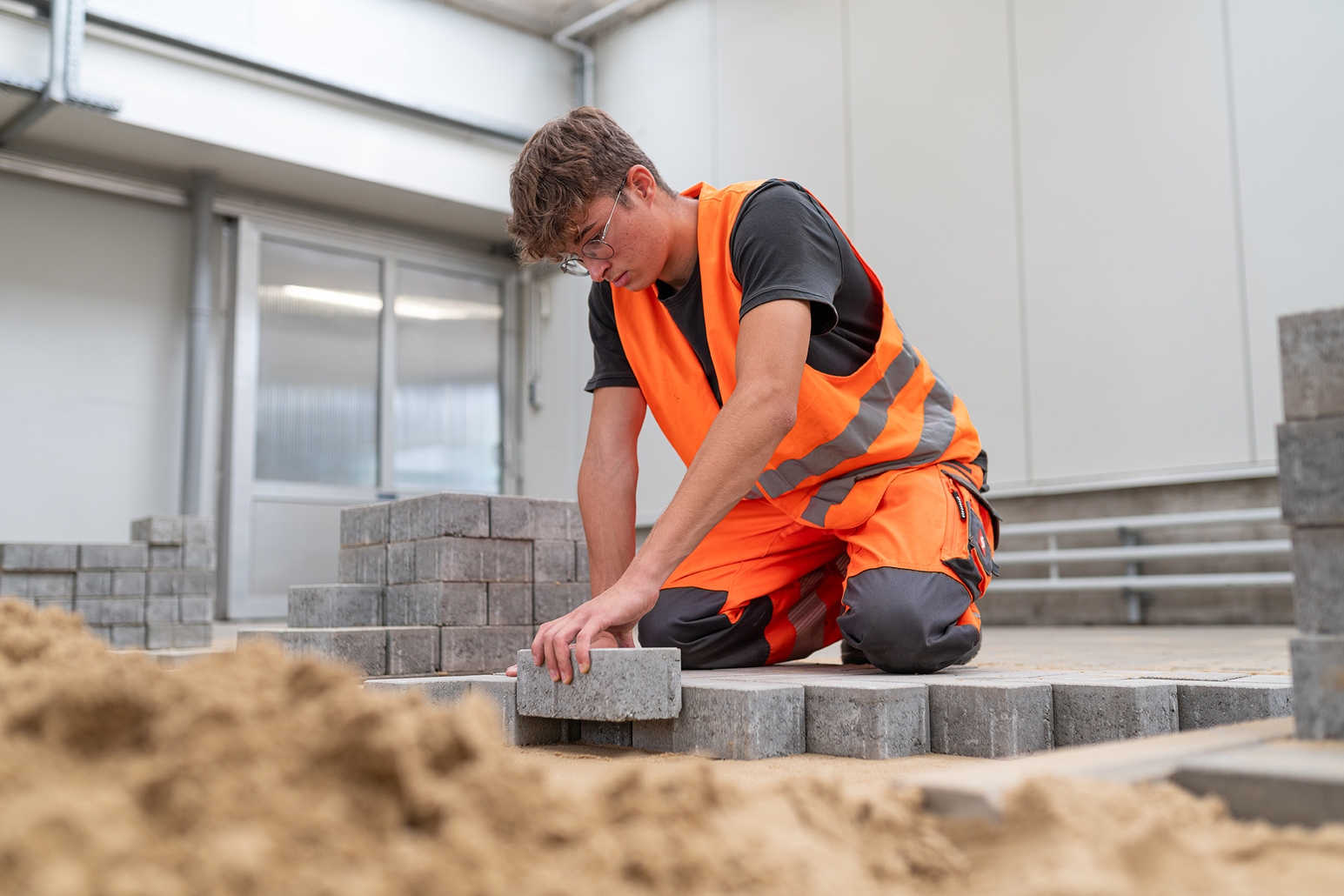 Den Kreis und seine Bürger*innen in Bewegung halten: Ausbildung zum/zur Straßenwärter*in, unter anderem im Kreisbauhof