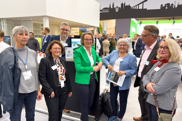 Ministerin Scharrenbach zu Besuch am Messestand