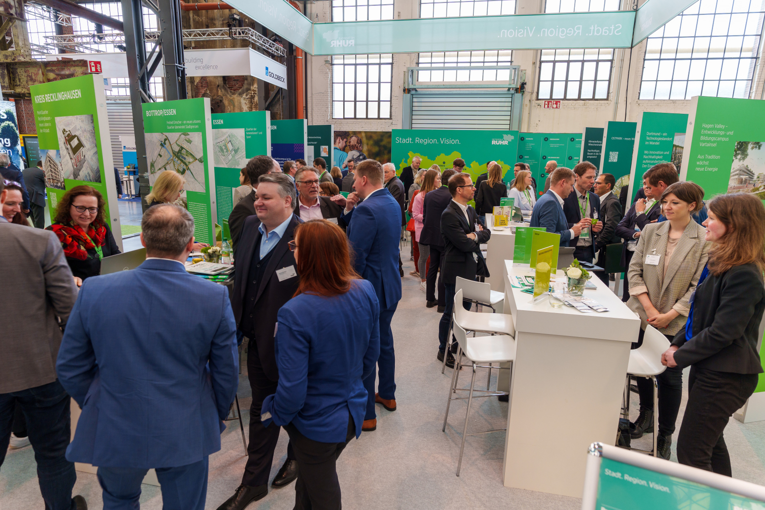 Besucher am Geminschaftsstand der Metropole Ruhr