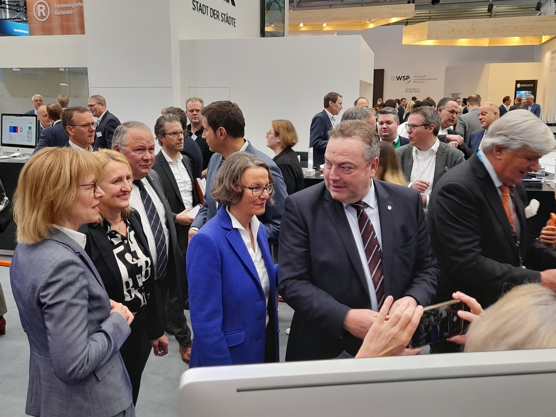 Ministerin Scharrenbach besucht den Stand des Kreises Recklinghausen (Foto: Business Metropole Ruhr)