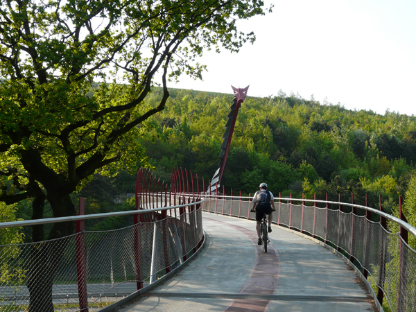 Link zur Seite: Touristische Highlights Radfahrer auf Drachenbrücke